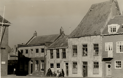 18008 De oostzijde van de Grote Markt. Links het begin van het Waaigat. De drie huizen op de foto zijn ongeveer in 1968 ...