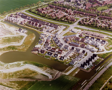 18013 Luchtfoto van Vlissingen. Nieuwe wijk Rosenburg. Rechtsboven de wijk Bossenburgh