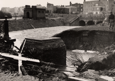 18025 Stormvloedramp op het kruispunt Badhuisstraat-Vlissingse Watergang. Toegebrachte beschadigingen aan de oever van ...