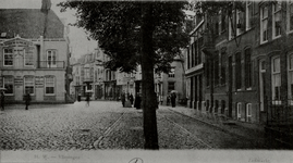 18045 De Zeilmarkt gezien in de richting van de Nieuwendijk. Links het pand van de Gebr. Polak, verbouwd in 1913. ...