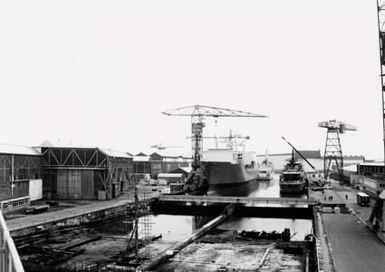 18047 Afbouwkade van de Koninklijke Scheldegroep. De schepen op achtergrond zijn casco van het marinebevoorradingsschip ...