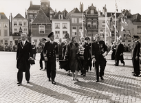 18056 H.M. Koningin Juliana en Z.K.H. Prins Bernhard op de Nieuwendijk op weg van de St. Jacobskerk naar het ...