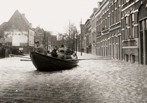 18105 Stormvloedramp 1 februari 1953. Ook scheepvaart in de Palingstraat, gezien in de richting van de Paardenstraat.