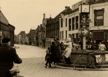 18135 Stormvloedramp op 1 feb. 1953. De onder water staande Walstraat gezien vanaf het Betje Wolffplein.