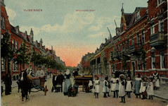 18136 'Vlissingen. Badhuisstraat' De Badhuisstraat met kooplui met paard en wagen en handkar. Links de tramrails, in ...