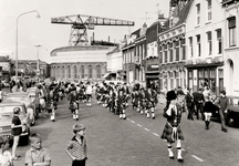 18167 Ter gelegenheid van het 2e 'De Ruyter Festival' maakte de Tilburgse doedelzakband 'de Schotjes' een mars door de ...