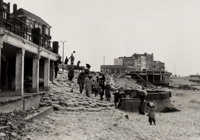 18168 Stormvloedramp 1 feb. 1953. herstelwerkzaamheden in gat bij Boulevard Evertsen voor het Badstrand.