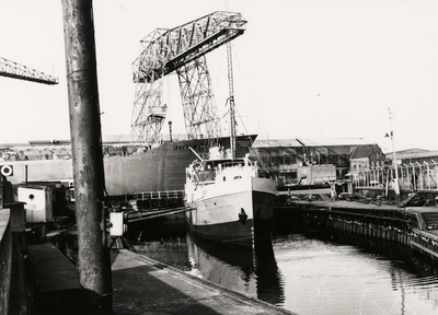 18206 Het radio-schip Cheetah II in het kleine dok van de Kon.Mij. De Schelde in Vlissingen voor een schoonmaak en ...