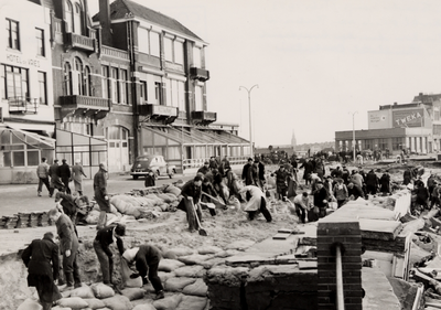 18213 Stormvloedramp 1 feb. 1953. Herstel schade aan Boulevard Evertsen tussen Badstrand en Strandhotel Oosterhuis.
