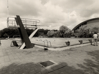 18215 Het op 30 mei 1970 officieel geopende Sportfondsenbad aan het Baskensburgplein. Het buitenbad met rechts sporthal ...