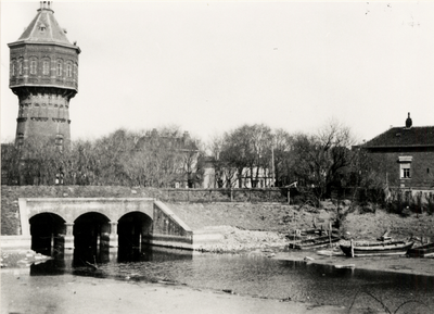 18232 Gedeelte van de Spuiboezem met links de watertoren en het sluisje dat in verbinding staat met de Vlissingse watergang.