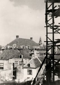 18242 Luchtfoto van Vlissingen. Vanaf de boulevard gezicht op de achterzijde van enkele panden in de Breewaterstraat. ...
