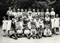 18271 Klas 2 van de openbare school in de Hendrikstraat, de 'Zandjesschool'. Bovenste rij zien we o.a.: de tweeling ...