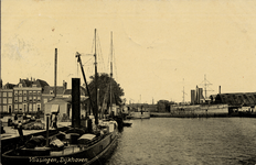 18273 Vlissingen. Dijkhaven. De Dokhaven en de Kon. Mij. De Schelde met links de vrachtboot Valk die een dienst ...