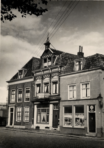 18306 Van links naar rechts: Hendrikstraat 46 hoek Droogdok, Hendrikstraat 44 en het kruidenierswinkeltje van G.J. van ...