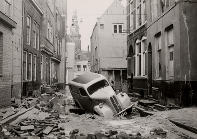 18339 Stormvloedramp 1 februari 1953. Ravage in de Sarazijnstraat. Op de achtergrond de Sint Jacobstoren.