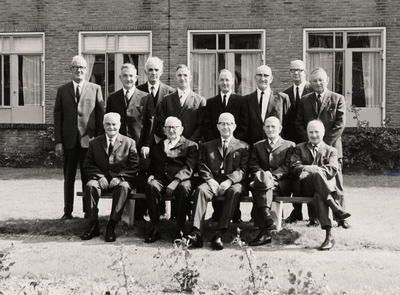 18369 Groep oud-leden van de gemeentelijke. brandweer te Vlissingen voor het bejaardenhuis Ter Reede aan de ...