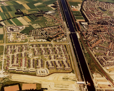18442 Luchtfoto van Vlissingen. Wijk Westerzicht gezien in noordelijke richting met daar boven West- Souburg. Rechts ...