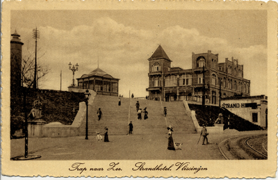 18464 'Trap naar Zee. Strandhotel, Vlissingen' De Badhuisstraat met de Leeuwentrap, de muziektent en het Strandhotel op ...