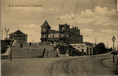 18465 'Trap met strandhotel, Vlissingen' De Badhuisstraat met de Leeuwentrap, de muziektent en het Strandhotel op ...