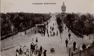 18474 'Vlissingen. Badhuisweg' De Badhuisstraat met stoomtram gezien vanaf de Leeuwentrap