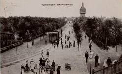 18474 'Vlissingen. Badhuisweg' De Badhuisstraat met stoomtram gezien vanaf de Leeuwentrap