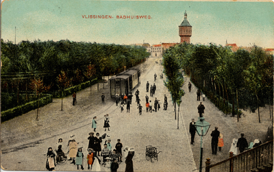 18475 'Vlissingen. Badhuisweg' De Badhuisstraat met stoomtram gezien vanaf de Leeuwentrap