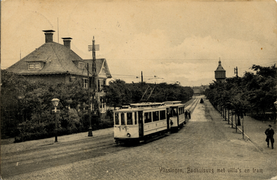 18478 'Vlissingen, Badhuisweg met villa's en tram' De Badhuisstraat gezien vanaf de Leeuwentrap