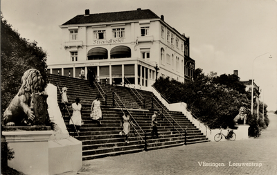 18492 'Vlissingen. Leeuwentrap' De Leeuwentrap en het Strandhotel op Boulevard Evertsen gezien vanaf de Badhuisstraat
