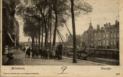 18513 'Bellamykade. Vlissingen' De Bellamykade met rechts daarvan de Koopmanshaven en de Smalle Kade