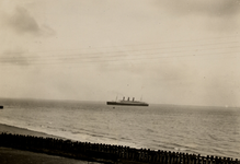 18529 Het passagiersschip 'Statendam' van de Holland Amerika Lijn voor anker op de rede van Vlissingen met aan boord ...