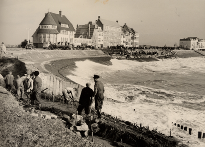 18537 Stormvloedramp 1 feb. 1953. Herstelwerkzaamheden aan beschadigde Boulevard Evertsen bij het begin van de Nolledijk.