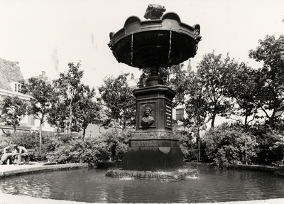 18541 Bellamypark, fontein ter nagedachtenis aan Betje Wolff en Aagje Deken.