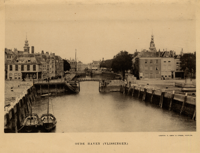 18546 Oude Haven (Vlissingen). De Voorhaven met links het Beursplein met het Beursgebouw te Vlissingen. Rechts het De ...
