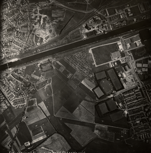 18556 Luchtfoto van Vlissingen met het Kanaal door Walcheren. Linksboven Oost Souburg en rechts daarvan de Provinciale ...