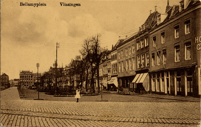 18561 'Bellamyplein Vlissingen' De panden aan de oostzijde van het Bellamypark met rechts Hotel Goes en daarachter ...