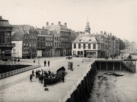 18565 Het Beursplein met het Beursgebouw. Rechts op de foto een stuk van de Voorhaven en daarachter een stukje van de ...