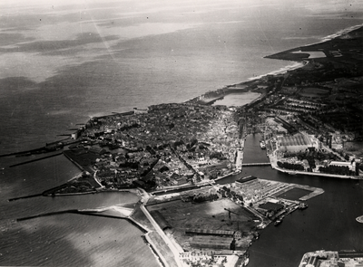 18566 Luchtfoto van Vlissingen met het Eiland (onder), en de binnenstad (boven). Rechts van het midden de Dokhaven of ...
