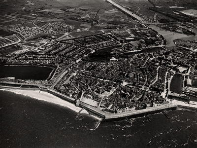 18568 Luchtfoto van Vlissingen met op de voorgrond Boulevard de Ruyter en daarachter de binnenstad en de scheepswerf ...