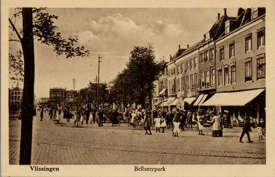 18569 'Vlissingen. Bellamypark'. Gezien in noordelijke richting. Rechts de panden aan de oostzijde