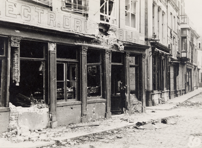 18583 Tweede Wereldoorlog. De Oude markt met drukkerij Geelhoed, na de strijd