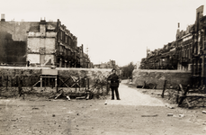 18585 Tweede Wereldoorlog. Anti-tankmuur in de Coosje Buskenstraat na de strijd
