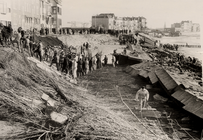 18587 Stormvloedramp van 1 februari 1953. Herstelwerkzaamheden aan één van de gaten van Boulevard Evertsen voor het ...