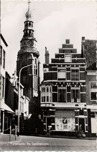 18602 'Vlissingen. St. Jacobstoren' Gezicht op de Kerkstraat, St. Jacobstoren en het hoekhuis op het Bellamypark