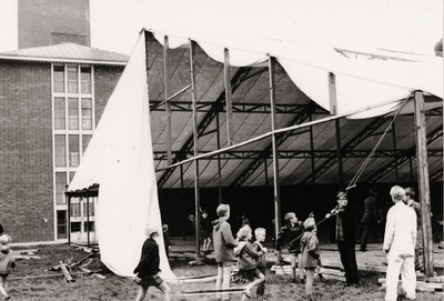 18609 Het opzetten van een grote tent bij het Stadhuisplein. In deze tent zal de oktoberbeurs gehouden worden, ...