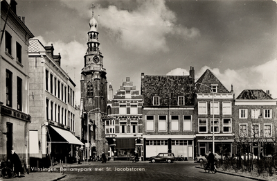 18610 'Vlissingen, Bellamypark met St. Jacobstoren' Het Bellamypark met de Kerkstraat en op de achtergrond de St. Jacobstoren