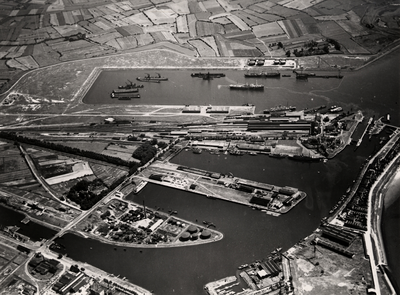 18626 Luchtfoto van Vlissingen. De Binnenhavens en de Buitenhaven gezien in de richting oost
