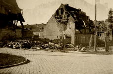 18631 Tweede Wereldoorlog. Door bombardement op 15 aug. 1943 vernielde huizen in de Paul Krugerstraat (voorgrond) met ...