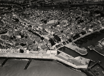 18673 Luchtfoto van de binnenstad van Vlissingen. Onderaan van links naar rechts Boulevard de Ruyter, de Koopmanshaven ...