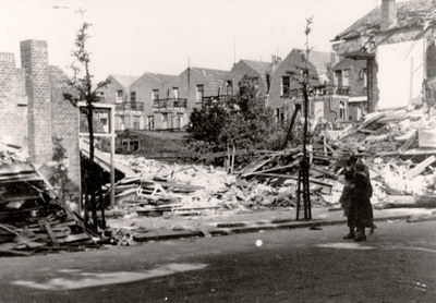 18680 Tweede Wereldoorlog. Verwoeste panden in de Scheldestraat. Links een stuk van de zijgevel van het gebouw van de ...